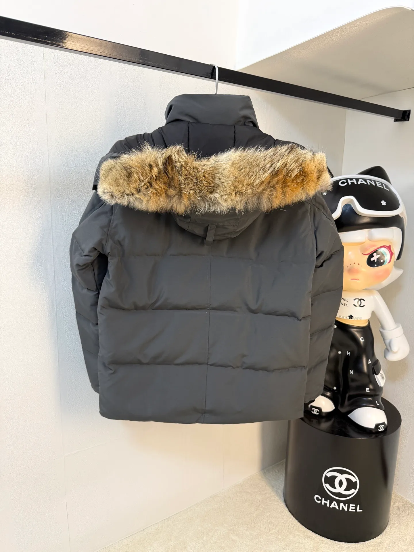 P880 CANADA.GOOSE】🇨🇦The top original New Expedition limited edition Parker short model Canada🦢 One of the most popular models of Goose brand in 2024 winter! No more worries about wearing different clothes on the street. Top original analysis. Analysis 1 (Wolf Hair): It is guaranteed that the fur collars received by all customers are cleaner than the color. Each wolf hair is 43cm long and 16cm wide, all made from wild first-grade gray wolf skins in western Canada! Analysis 2 (Trademark): We use custom-dyed embroidery thread, which truly achieves 100% trademark, ensuring that the embroidery thread is completely consistent with ZP, with zero color difference and 100% true-to-version reproduction of map letters! (We can guarantee that no one in our industry is more attentive and professional than us!) Analysis 3 (fabric): The new expedition model is made of two fabrics, instead of the old expedition 21-count all-round fabric! The front piece is made of 18-count glue and the back piece (sleeves) is made of pongee fabric! While ensuring the 5-level cold protection index, it also ensures the comfort and fit of the upper body. The fabric is as comfortable as the old Expedition 5-level cold protection index. Analysis 4 (auxiliary materials): The original molded land mine buckle, comma buckle, zipper embryo, four-button buckle, and washed, labeled and dyed cuff threads are not 100% flawless, and there are also velvet runoffs, and most of the wolf fur is mainly eastern yellow wolf fur. (Because our wolf skins are all auctioned at the same auction house) There is an auction list to prove it. Note: During the production process, some businesses add waste silk, 50% velvet, hand-feel velvet, etc. into the clothes in order to maximize profits! But on the outside of the clothes, they use good fabrics and match them with good wolf fur. They say it is purchasing agent grade 90 white duck down, or even more exaggeratedly, it is white goose down, to fool the layman! (Please consult the official website. All styles are made of white duck down) Sizes XS-XXL